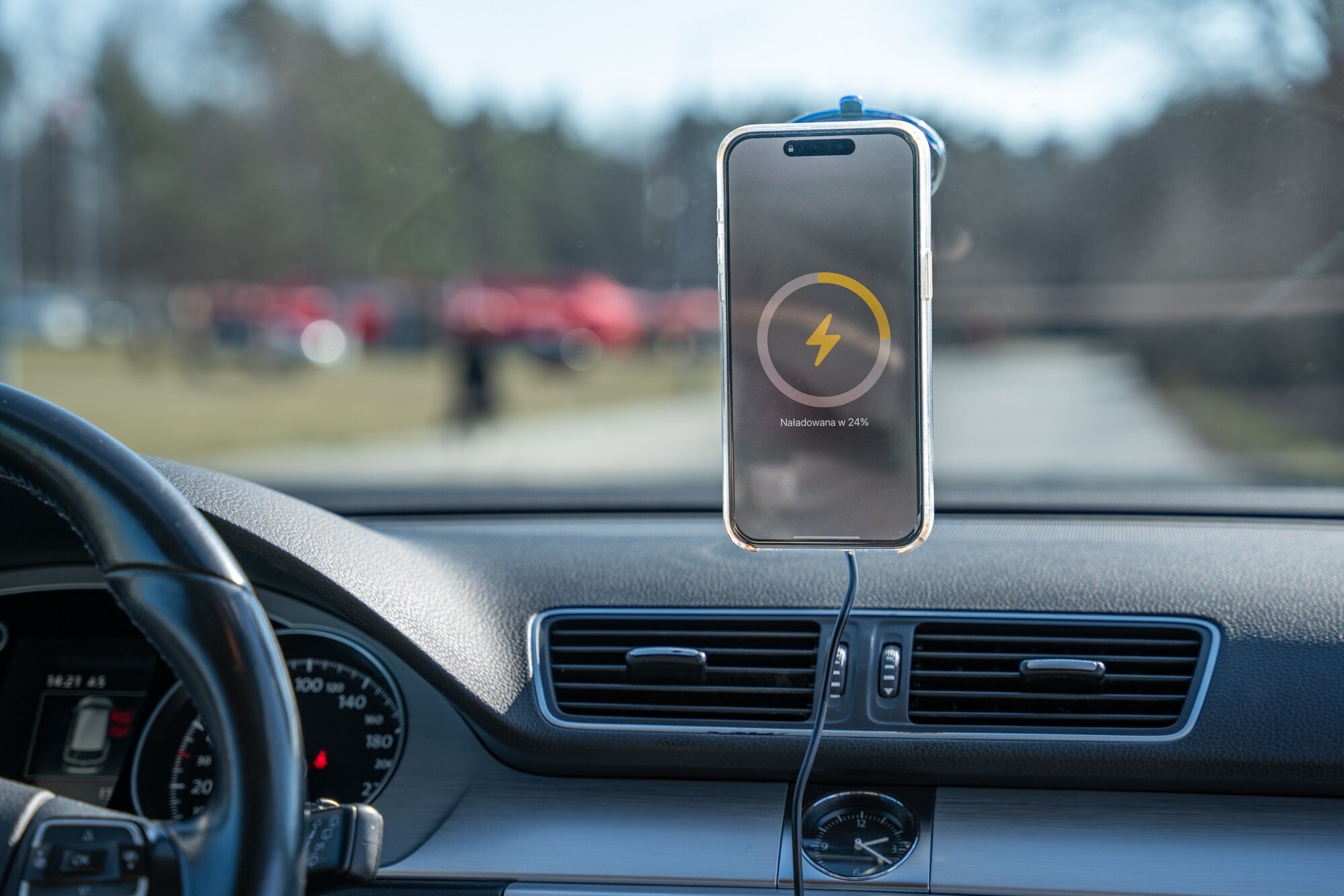 Uchwyt na telefon GÖTZE & JENSEN CH800W Magsystem Czarny ładujący się w uchwycie telefon ładowanie indukcyjne szybkie ładowanie moc do 15 w usb-c