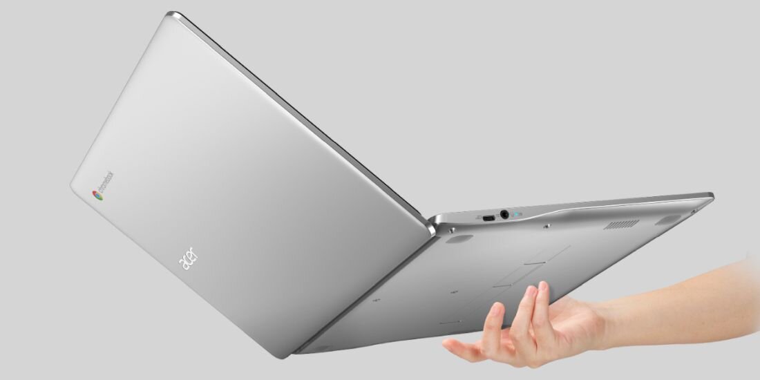 Laptop ACER Chromebook 314 - Osoba z laptopem ACER Chromebook 314, ukazująca wygodę korzystania z technologii w różnych sytuacjach życiowych.