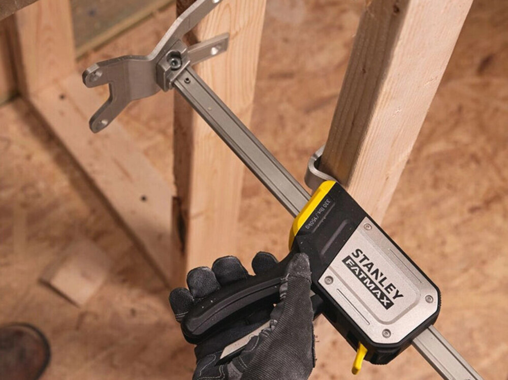 Podnośnik STANLEY FATMAX FMHT83550-1 TRADELIFT 150 kg waga 2,7 kg wymiary 240 x 125 x 450 mm latwe przechowywani i przenoszenie duza stabilna plyta podstawy metalowa plyta cztery otwory na sruby z lbem stozkowym bezpieczne mocowanie narzedzia ergonomiczny uchwyt ochrona przed pylem