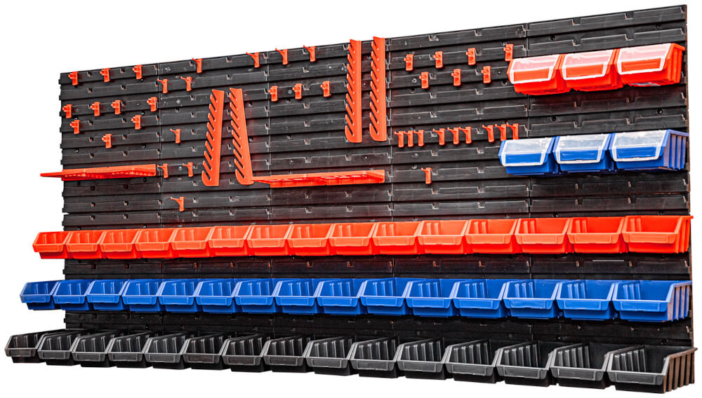 Tablica narzędziowa QBRICK Z258759PG011 Zestaw Czarna tablica narzędziowa z zamocowanymi czerwonymi, niebieskimi i czarnymi pojemnikami oraz uchwytami na narzędzia. Pojemniki i uchwyty są rozmieszczone w równych rzędach, tworząc zorganizowaną przestrzeń do przechowywania.