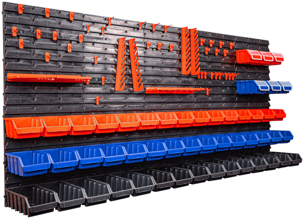 Tablica narzędziowa QBRICK Z258759PG011 Zestaw Czarna tablica narzędziowa z zamocowanymi pomarańczowymi uchwytami i półkami, na których znajdują się czerwone, niebieskie i czarne pojemniki. Pojemniki są ułożone w rzędach, a całość tworzy zorganizowany system przechowywania.