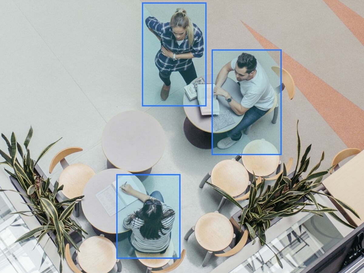 Kamera REOLINK W520 Wewnętrzna Wi-Fi Kamera obrotowa, monitorowanie, syrena, odstraszanie, ochrona, widok z kamery z wizualizacją detekcji 3 osób w pomieszczeniu