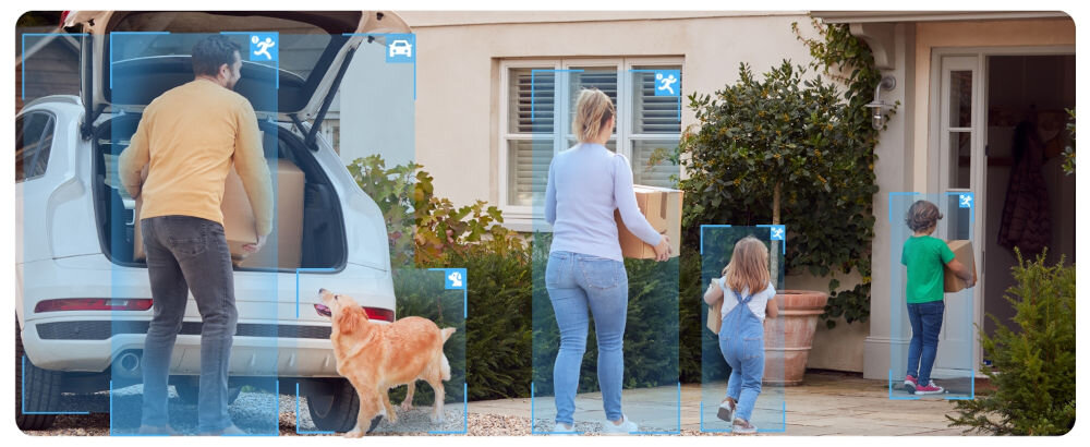Kamera REOLINK W437 - Detekcja obiektów, rodzina idąca do domu, kamera wycxhwytuje obiekty, pies, samochód