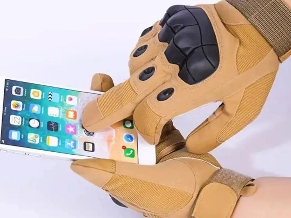 Rękawice taktyczne EXTRALINK MIL-680 (rozmiar L) Beżowy jasne tło osoba w założonych rękawicach trzyma telefon w dłoniach do zadań taktycznych uniwersalne zastosowanie bezpieczeństwo wygoda