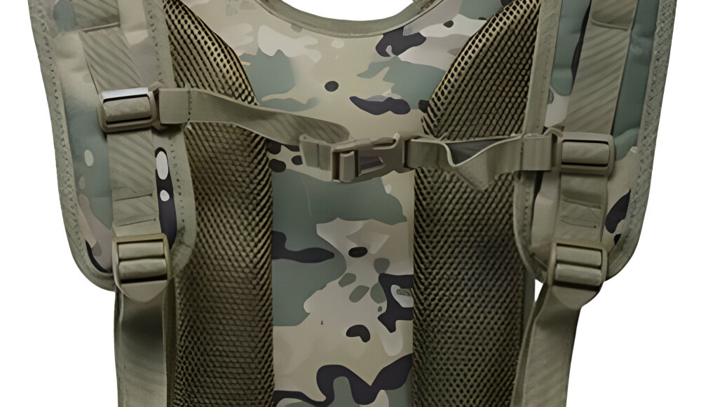 Plecak EXTRALINK Military MIL-1121 Moro białe tło zbliżenie na klamrę system szybkiego zrzutu QR błyskawicznie zdjąć plecak w razie potrzeby bezpieczeństwo w sytuacjach awaryjnych ułatwia obsługę sprzętu taktycznego klamry na szelkach są solidne i łatwe w użyciu