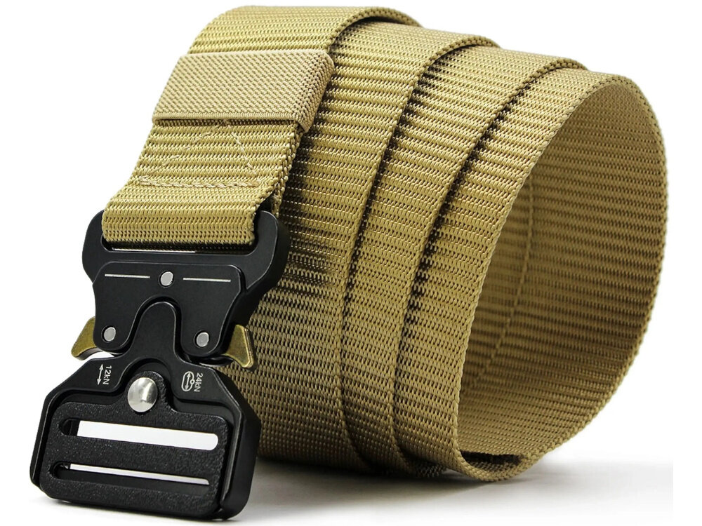 Pas taktyczny EXTRALINK Military MIL-690 Oliwkowy pas na białym tle widoczny od przodu pod skosem w codziennym użytkowaniu w wymagających aktywnościach outdoorowych wytrzymała konstrukcja stabilne dopasowanie komfort ruchu