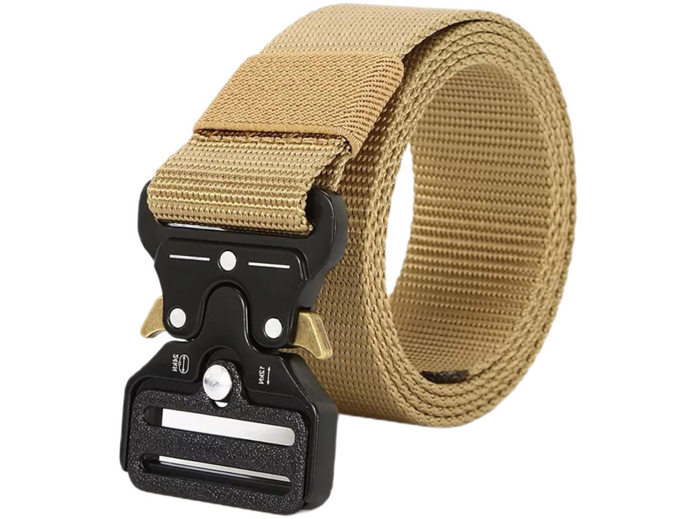 Pas taktyczny EXTRALINK Military MIL-690 Oliwkowy zwinięty pasek na białym tle widoczny od przodu pod skosem w tle rozłożony pasek i zbliżenie na klamrę z odpornej na uszkodzenia mechaniczne taśmy parcianej nylonowej trwałość i odporność na przetarcia materiał zachowuje elastyczność nie odkształca się