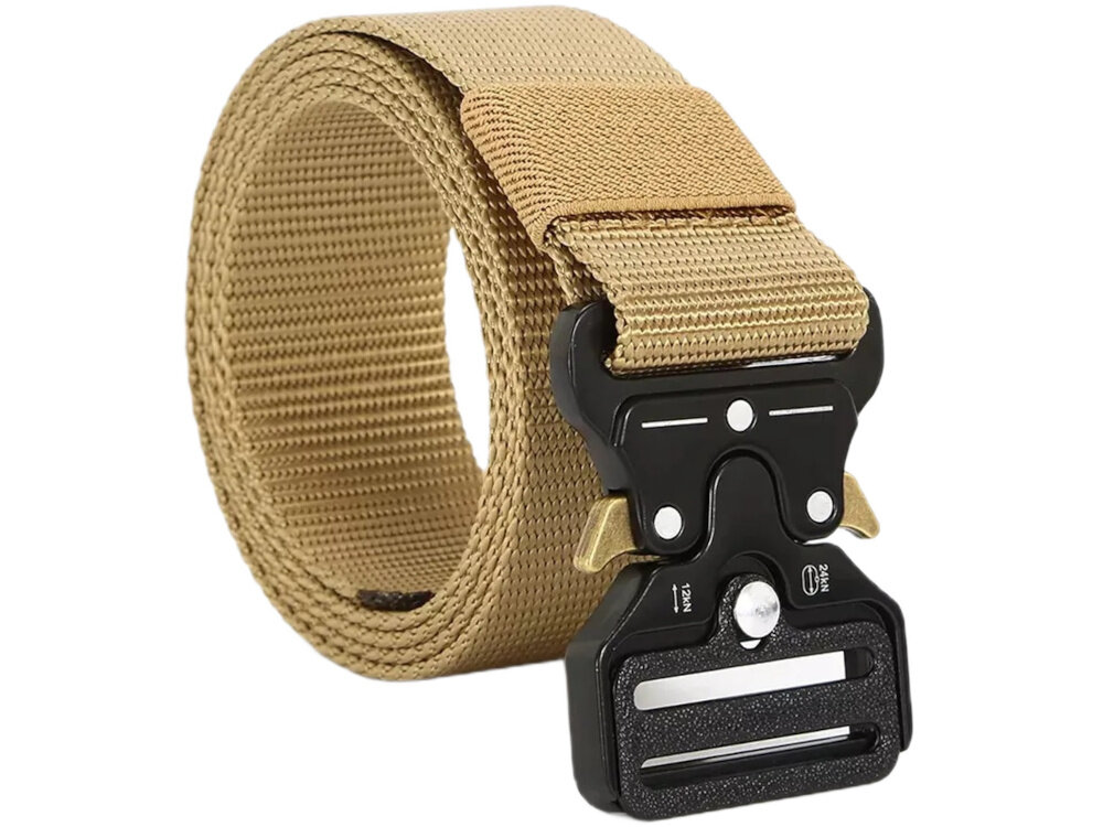 Pas taktyczny EXTRALINK Military MIL-690 Oliwkowy pas na białym tle widoczny od przodu pod skosem zbliżenie na klamrę klasyczny militarny wygląd uniwersalny design o szerokości 35 mm funkcjonalność estetyka materiał odporny na wilgoć i wodę trwałość