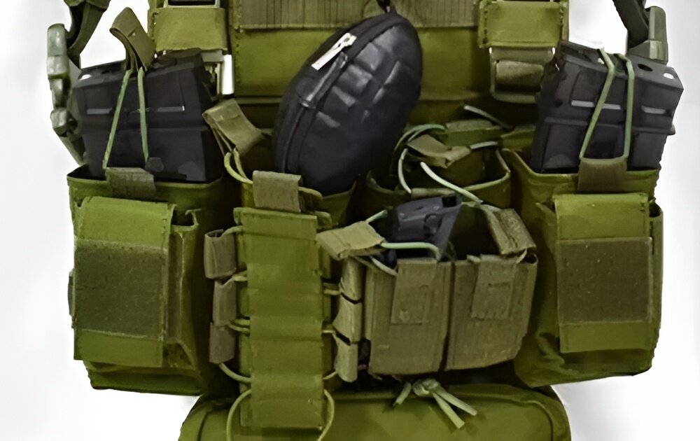 Kamizelka taktyczna EXTRALINK Airsoft ASG MIL-1122 Zielony zbliżenie na ładownice osprzęt w kieszeniach ładownice cztery kieszenie na magazynki dwie uniwersalne dwie do kalibru 7.62 miejsce na radio i zestaw medyczny