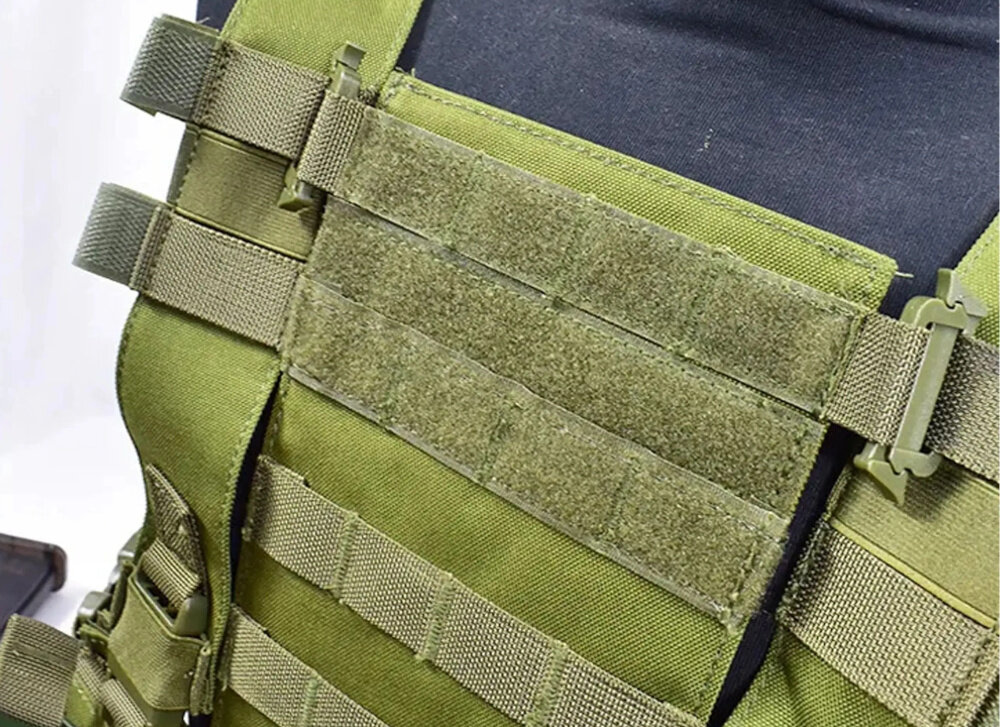 Kamizelka taktyczna EXTRALINK Airsoft ASG MIL-1122 Zielony zbliżenie na szlufki i oczka system MOLLE swobodne rozmieszczenie zasobników i akcesoriów ułatwia dostosowanie sprzętu