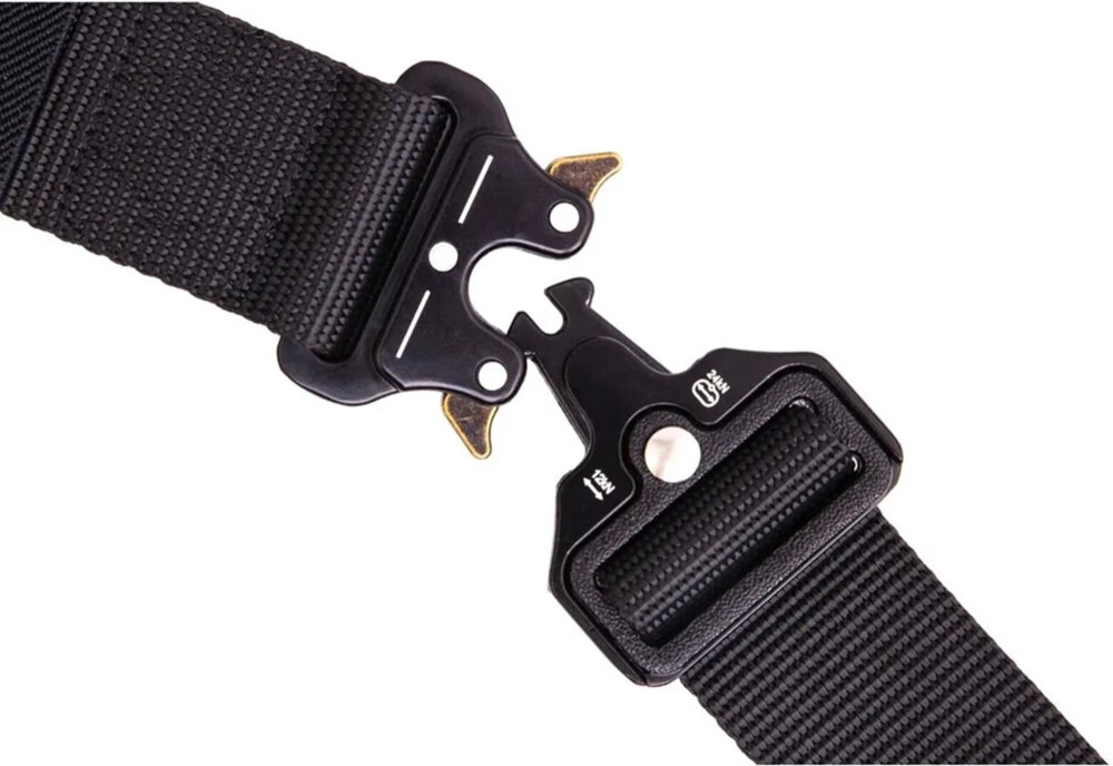 Pas taktyczny EXTRALINK Military MIL-689 Czarny zbliżenie na klamrę konstrukcji klamry odporność na obciążenia i uszkodzenia mechaniczne stabilne przyleganie pasa utrzymuje odzież na właściwym miejscu komfort ruchu i pewność działania