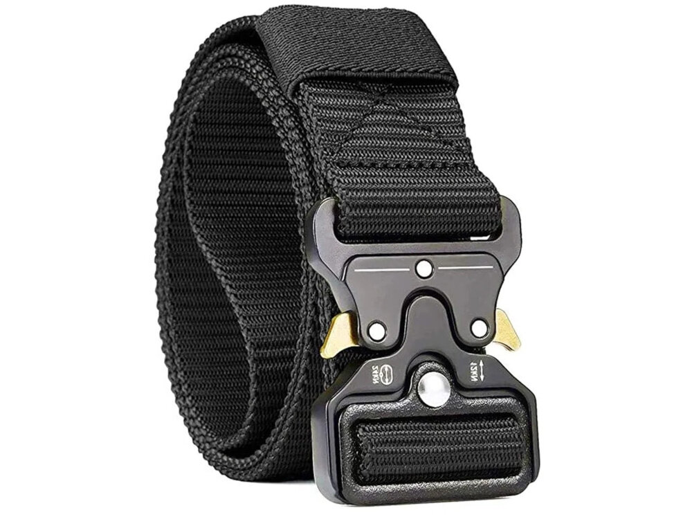 Pas taktyczny EXTRALINK Military MIL-689 Czarny pas na białym tle widoczny od przodu pod skosem zbliżenie na klamrę klasyczny militarny wygląd uniwersalny design o szerokości 35 mm funkcjonalność estetyka materiał odporny na wilgoć i wodę trwałość