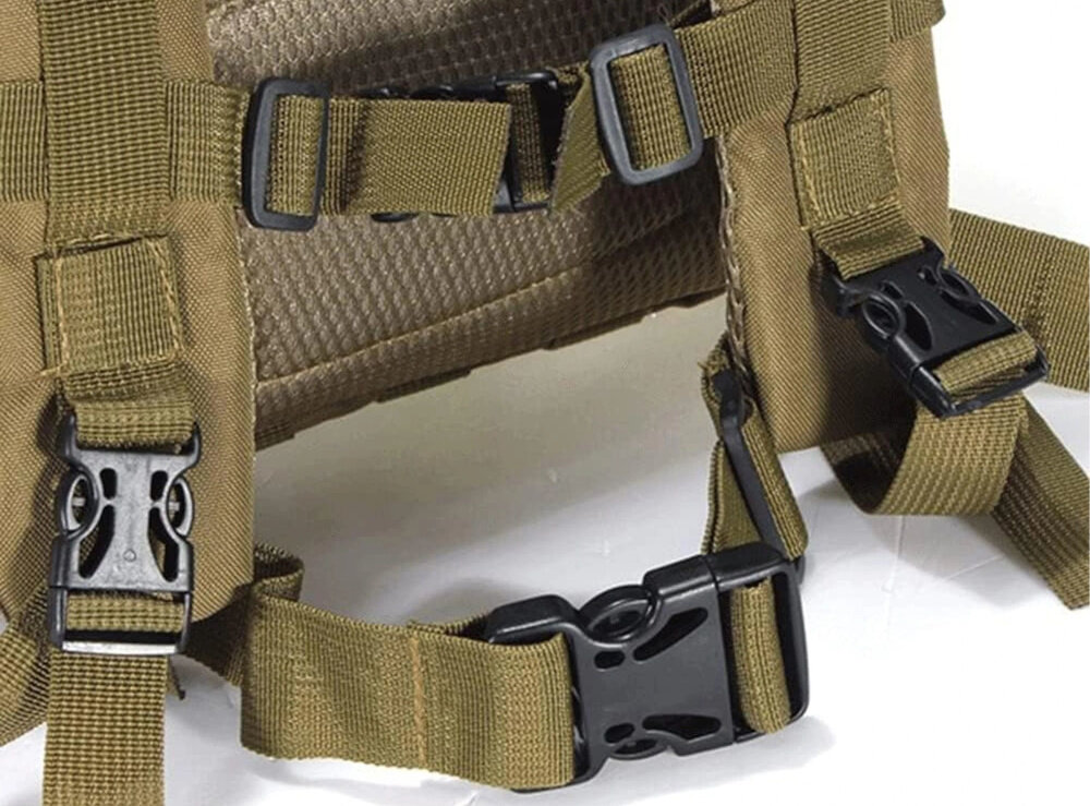 Plecak EXTRALINK Military MIL-665 Moro zbliżenie na pas biodrowy boczne i dolne paski pasy piersiowy i biodrowy indywidualne dopasowanie stabilność i komfort plecak leży pewnie
