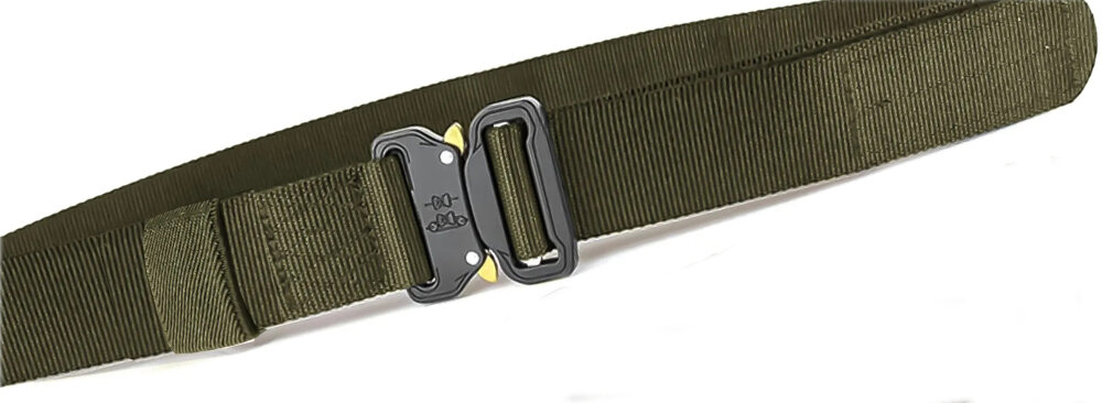 Pas taktyczny EXTRALINK Military MIL-675 Zielony rozłożony pasek na białym tle stop metali zastosowany w konstrukcji klamry odporność na obciążenia i uszkodzenia mechaniczne stabilne przyleganie pasa utrzymuje odzież na właściwym miejscu komfort ruchu i pewność działania