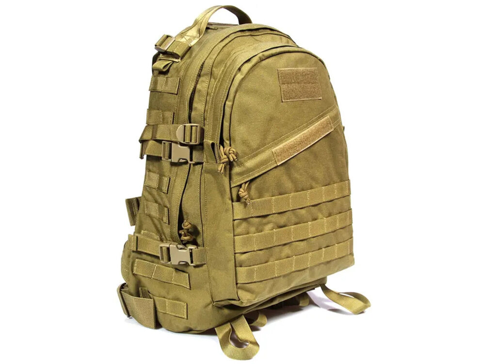 Plecak EXTRALINK Military MIL-660 Brązowy plecak na białym tle widoczny od przodu pod skosem dwie główne komory z dodatkowymi kieszeniami wewnętrznymi organizacja wnętrza szybki dostęp do potrzebnych przedmiotów