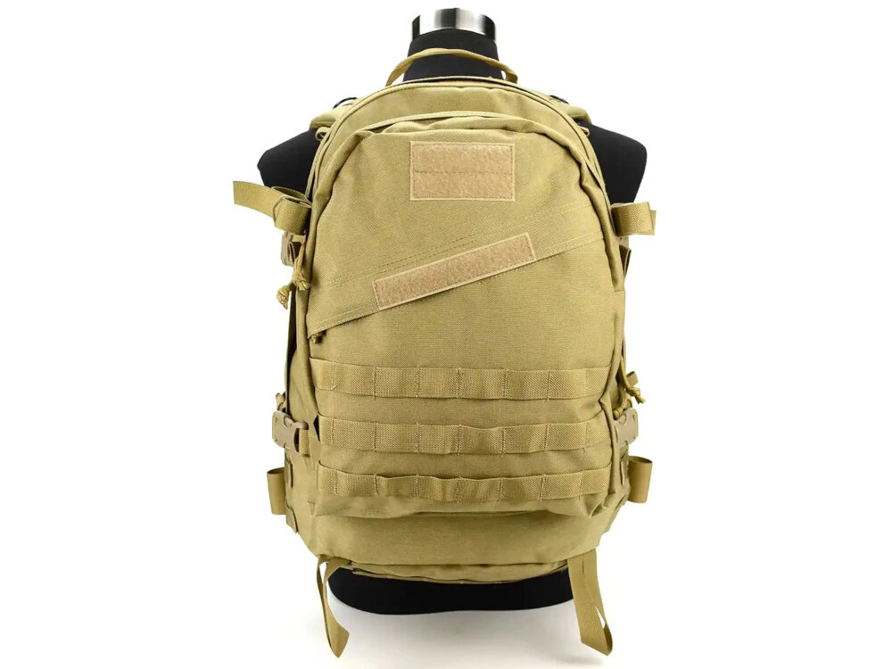 Plecak EXTRALINK Military MIL-660 Brązowy manekin z założonym plecakiem plecak na białym tle widoczny od tyłu boczne i dolne paski pasy piersiowy i biodrowy indywidualne dopasowanie stabilność i komfort plecak leży pewnie