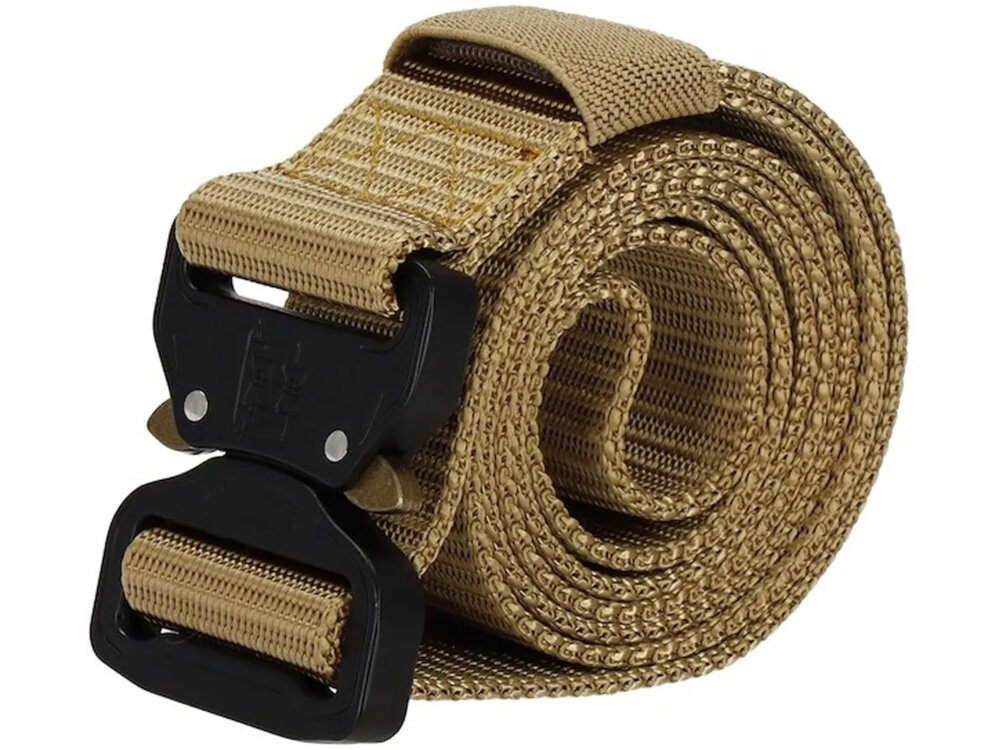Pas taktyczny EXTRALINK Military MIL-674 Khaki zwinięty pasek na białym tle widoczny od przodu pod skosem z odpornej na uszkodzenia mechaniczne taśmy parcianej nylonowej trwałość i odporność na przetarcia materiał zachowuje elastyczność nie odkształca się