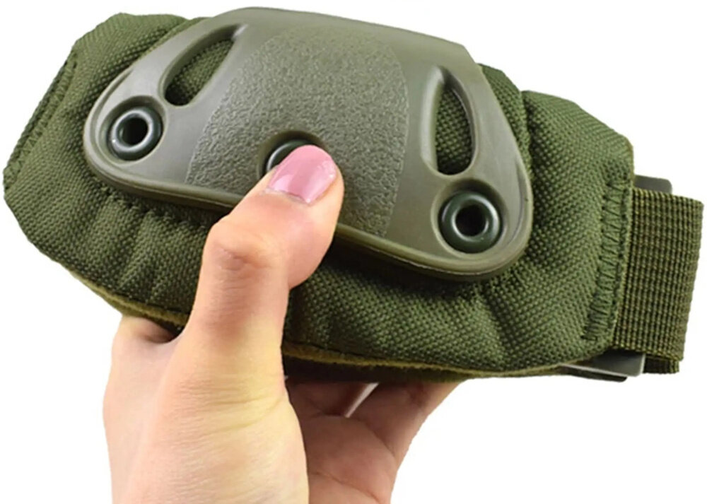 Ochraniacze taktyczne EXTRALINK Military MIL-686 jasne tło osoba ściska ochraniacz w dłoni w uniwersalnym rozmiarze regulacja elastyczne taśmy dla dorosłych dla młodszych użytkowników wymiary ochraniaczy na kolana wynoszą 20 x 15 cm wymiary ochraniaczy na łokcie mają wymiary 17,5 x 14 cm