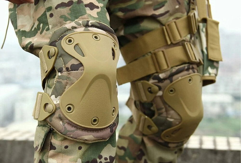 Zestaw ochraniaczy EXTRALINK ASG MIL-685 Brązowy kolana osoby na kolanach ochraniacze swoboda ruchów kształt dopasowuje się do naturalnej anatomii kolan i łokci pełna mobilność ergonomiczny design