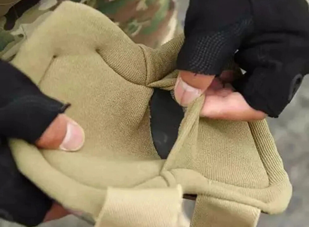 Zestaw ochraniaczy EXTRALINK ASG MIL-685 Brązowy osoba trzyma jeden z ochraniaczy w dłoniach pokazuje wnętrze wykonane z poliwęglanu, poliestru 1000D, nylonu, lycry oraz pianki EVA odporność na uszkodzenia mechaniczne, przetarcia i wstrząsy wnętrze ochraniaczy wyściełane pianką EVA komfort użytkowania miękka wyściółka absorbuje uderzenia i wstrząsy ochrona stawów jest kluczowa dla bezpieczeństwa i wydajności