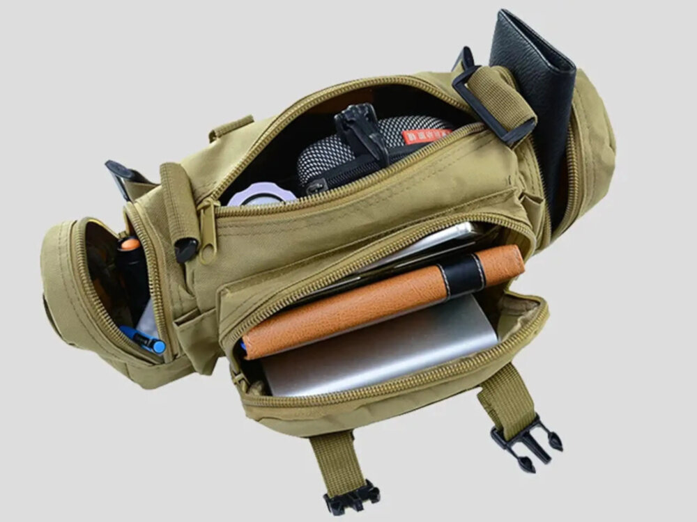 Torba EXTRALINK MIL-662 otwarta torba na szarym tle wewnątrz rzeczy dokumenty główna komora torby oferuje wystarczającą przestrzeń trzy mniejsze kieszenie zamykane na zamek ułatwia szybkie odnalezienie potrzebnych przedmiotów kieszenie zostały obszyte gumowaną powłoką chroni zawartość przed wodą i wilgocią