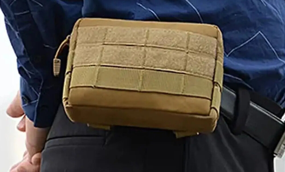 Saszetka EXTRALINK Military Molle Mil-663 osoba zbliżenie na pas osoba ma założoną saszetkę na pasie praktyczny gadżet na co dzień wszechstronne zastosowanie
