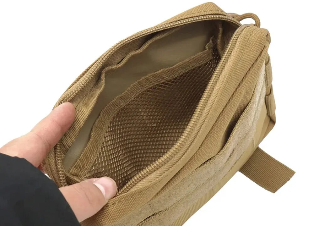 Saszetka EXTRALINK Military Molle Mil-663 białe tło osoba otwiera saszetkę pokazuje wnętrze jedna komora główna kieszonka z siatki wewnątrz przejrzysty układ wnętrza