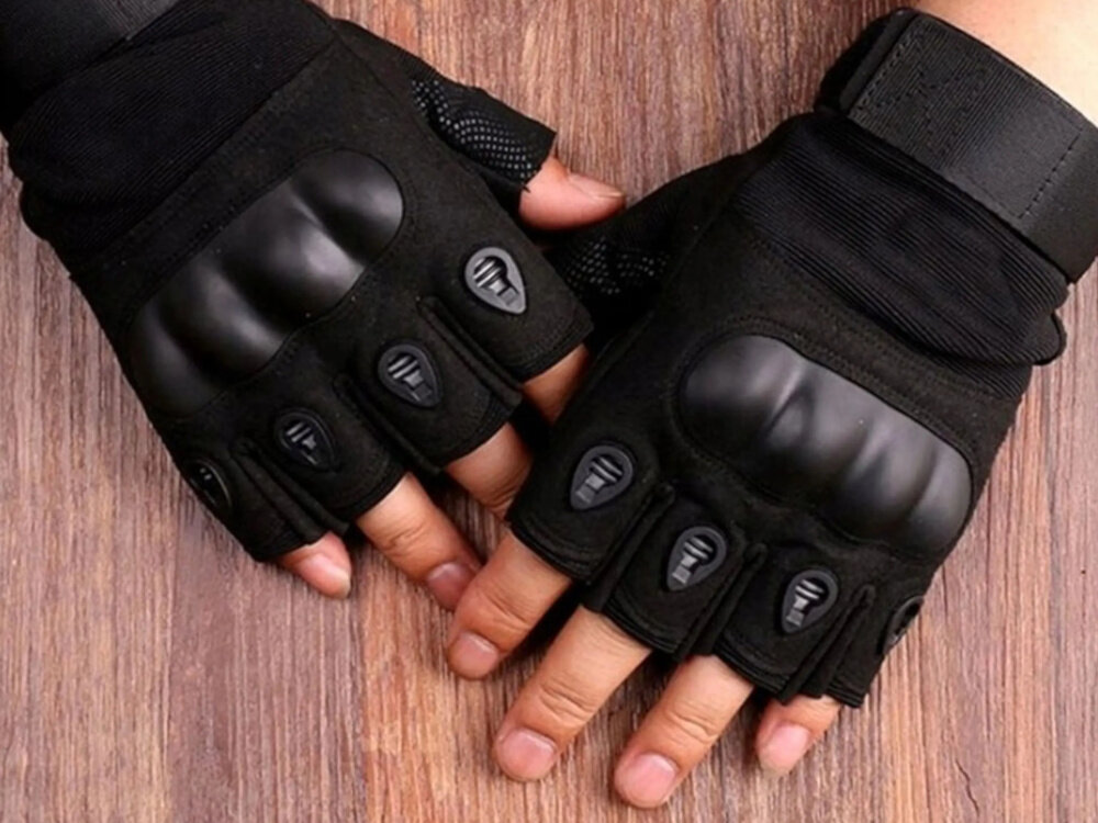 Rękawice taktyczne EXTRALINK MIL-693 (rozmiar L) Czarny drewniany blat na blacie osoba trzyma ręce w rękawicach do zadań taktycznych uniwersalne zastosowanie bezpieczeństwo wygoda