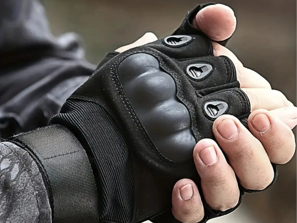 Rękawice taktyczne EXTRALINK MIL-693 (rozmiar L) Czarny osoba w rękawicach trzyma się za dłonie chronią dłonie przed urazami komfort swobodne wykonywanie czynności manualnych