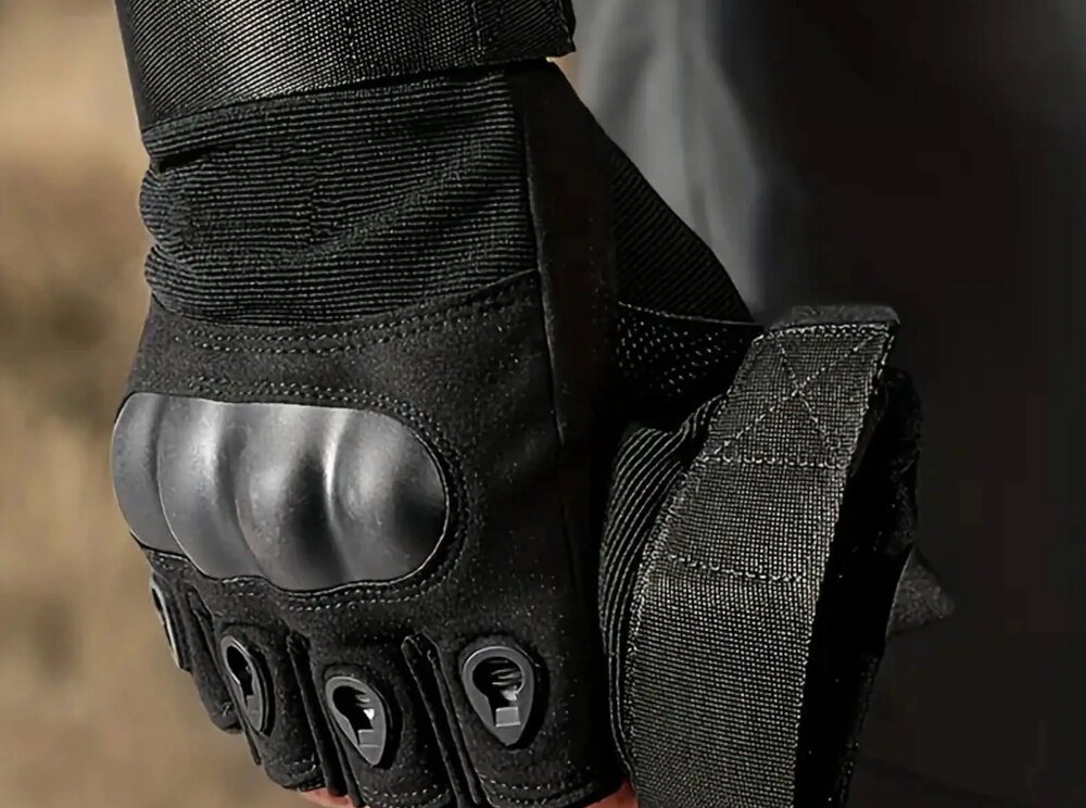 Rękawice taktyczne EXTRALINK MIL-693 (rozmiar L) Czarny osoba w rękawicach trzyma w dłoni pokrowiec obszycia na kłykciach rozciągliwy materiał naturalne zginanie palców komfort pracy precyzja ruchów użytkownik może wykonywać złożone czynności manualne bez ograniczeń