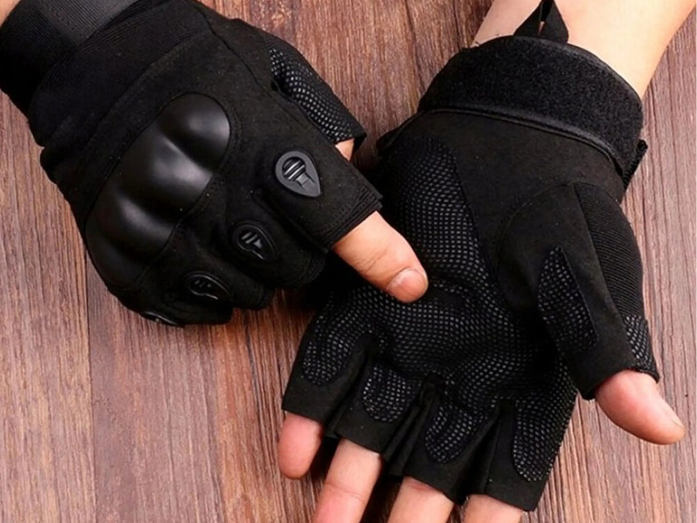 Rękawice taktyczne EXTRALINK MIL-693 (rozmiar L) Czarny drewniany blat na blacie osoba trzyma ręce w rękawicach wewnętrzna część rękawic ma otwory wentylacyjne odprowadzają wilgoć i zapobiegają przegrzewaniu dłoni suchość i komfort