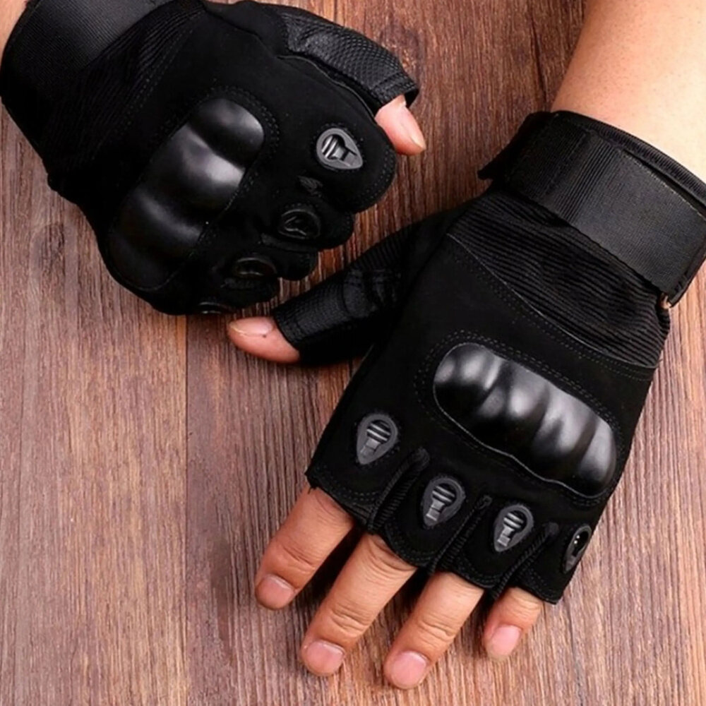 Rękawice taktyczne EXTRALINK MIL-693 (rozmiar L) Czarny drewniany blat na blacie osoba trzyma ręce w rękawicach długość 17 cm konstrukcja o otwartych palcach odpowiednia zręczność i kontrola nad sprzętem ułatwia precyzyjne operowanie narzędziami, bronią lub wyposażeniem taktycznym większa wentylacja swoboda ruchu