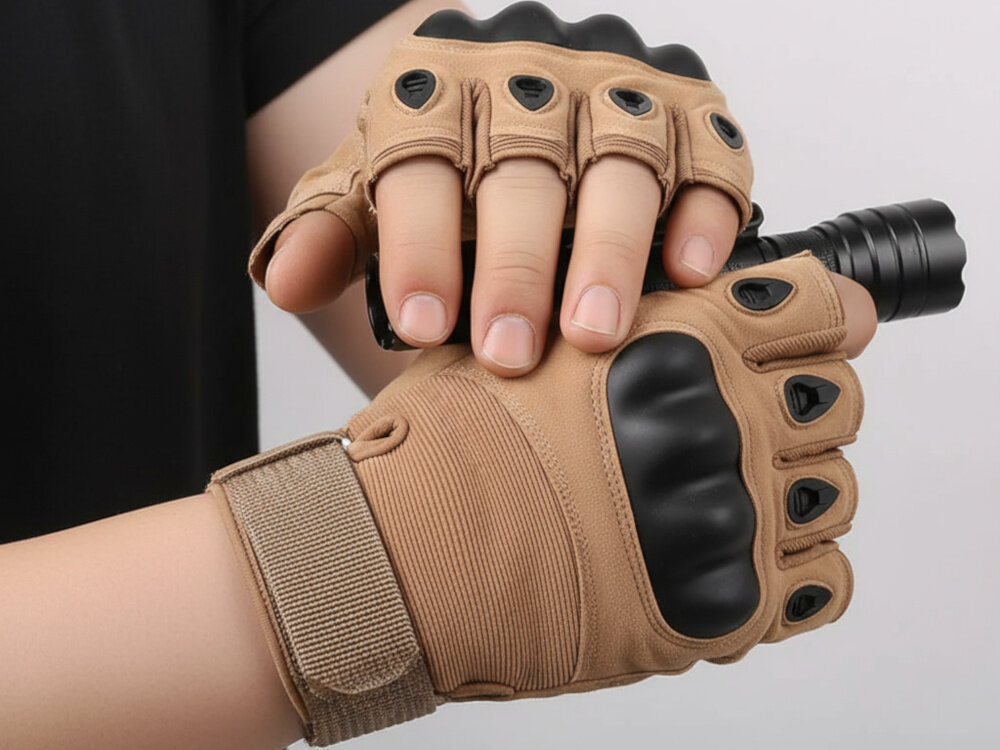 Rękawice taktyczne EXTRALINK MIL-694 (rozmiar L) Beżowy jasne tło osoba w rękawicach trzyma w dłoni latarkę do zadań taktycznych uniwersalne zastosowanie bezpieczeństwo wygoda