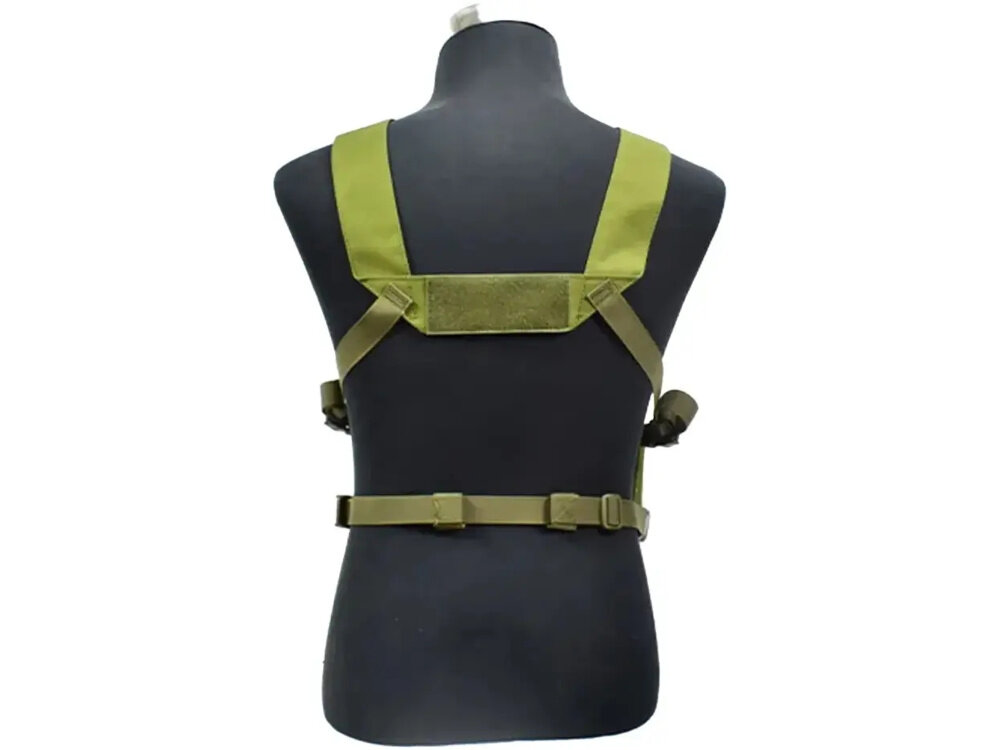 Kamizelka taktyczna EXTRALINK Airsoft ASG MIL-1123 Moro białe tło manekin z załozoną kamizelką widok od tyłu regulowane taśmy naramienne możliwość ustawienia obwodu talii do 136 cm stabilność wyposażenia ogranicza nieprzyjemne przesuwanie podczas dynamicznych ruchów pewność chwytu lepsza równowaga komfort