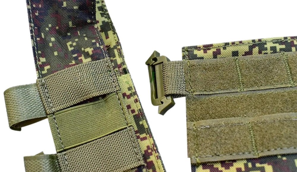 Kamizelka taktyczna EXTRALINK Airsoft ASG MIL-1123 Moro zbliżenie na ładownice osprzęt w kieszeniach ładownice cztery kieszenie na magazynki dwie uniwersalne dwie do kalibru 7.62 miejsce na radio i zestaw medyczny