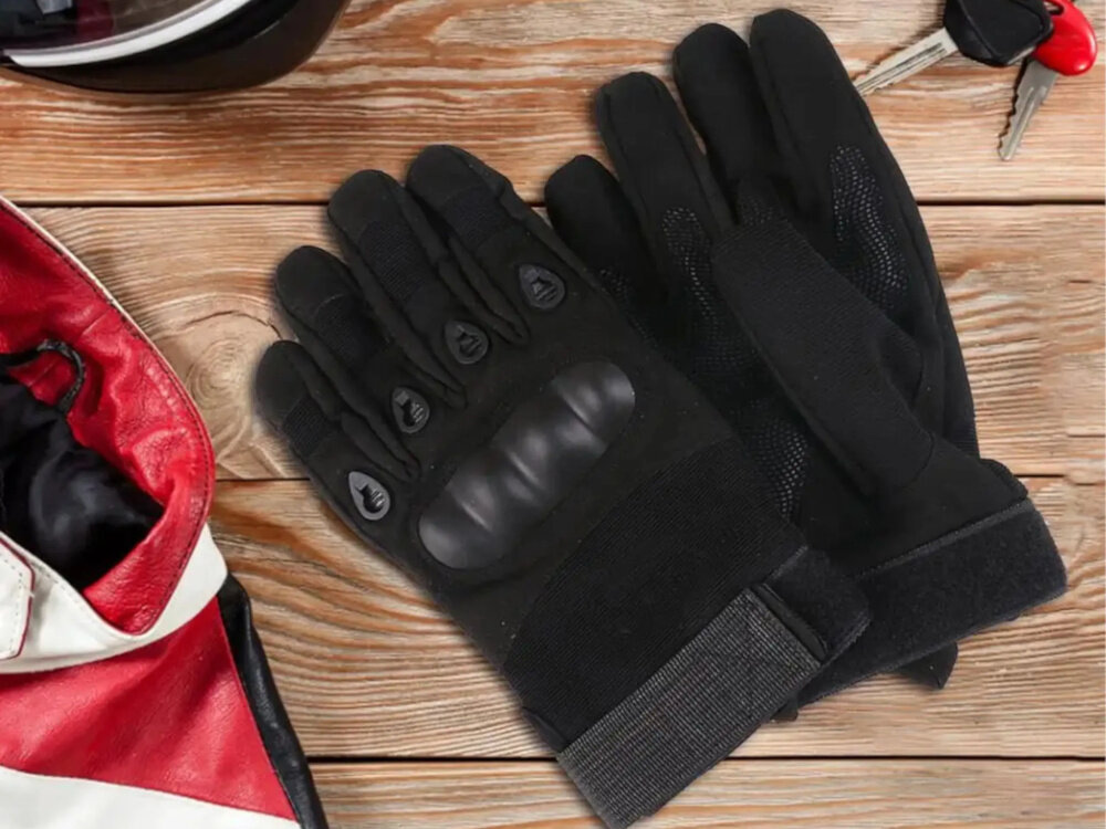 Rękawice taktyczne EXTRALINK MIL-695 (rozmiar XL) Czarny drewniany blat na blacie leżą rękawice obok klucze i torba do zadań taktycznych uniwersalne zastosowanie bezpieczeństwo wygoda