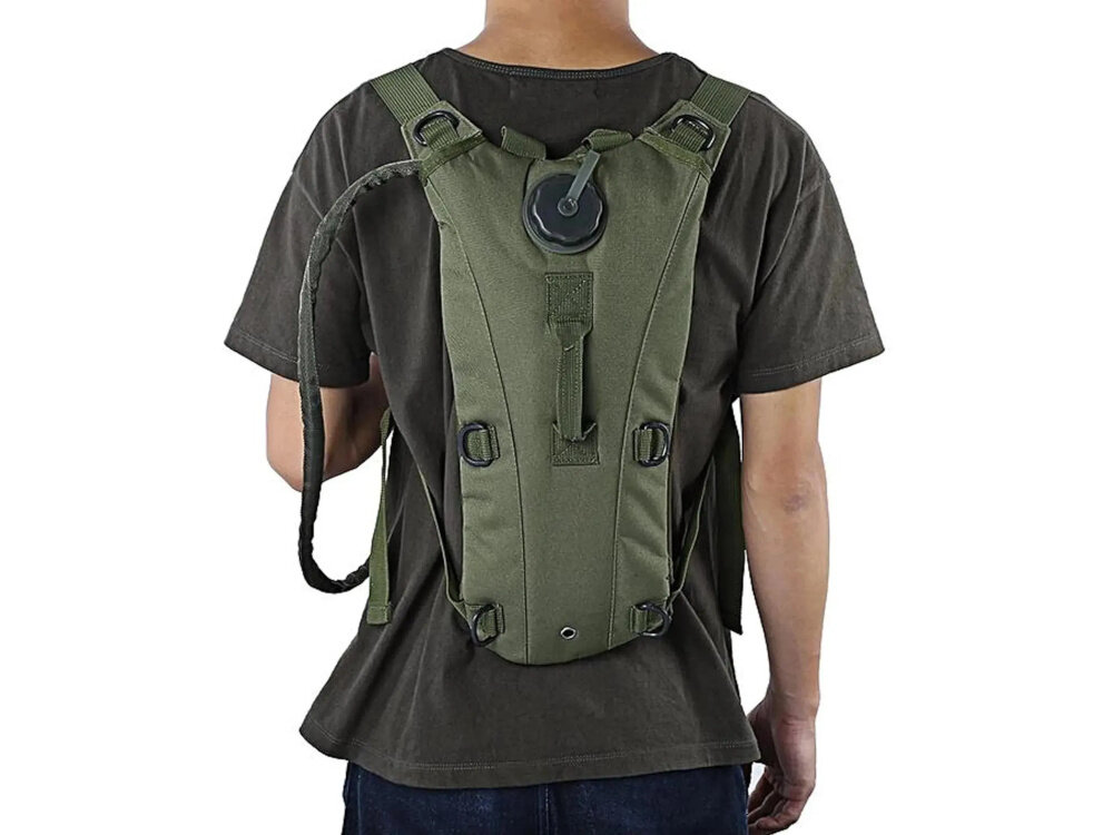 Plecak EXTRALINK Hydracyjny MIL-1114 Zielony białe tło osoba stoi tyłem ma założony plecak na plecach widok od tyłu system szybkiego zrzutu QR błyskawicznie zdjąć plecak w razie potrzeby bezpieczeństwo w sytuacjach awaryjnych ułatwia obsługę sprzętu taktycznego klamry na szelkach są solidne i łatwe w użyciu