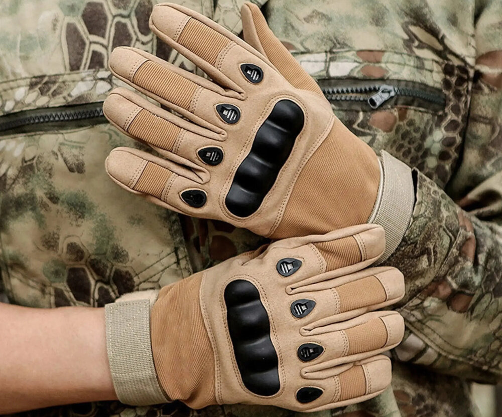 Rękawice taktyczne EXTRALINK MIL-696 (rozmiar L) Brązowy osoba w mundurze ma założone rękawice na dłoniach do zadań taktycznych uniwersalne zastosowanie bezpieczeństwo wygoda