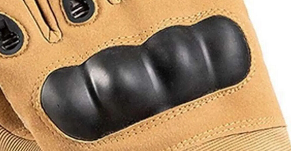 Rękawice taktyczne EXTRALINK MIL-696 (rozmiar L) Brązowy zbliżenie na obszycia na kłykciach białe tło obszycia na kłykciach rozciągliwy materiał naturalne zginanie palców komfort pracy precyzja ruchów użytkownik może wykonywać złożone czynności manualne bez ograniczeń