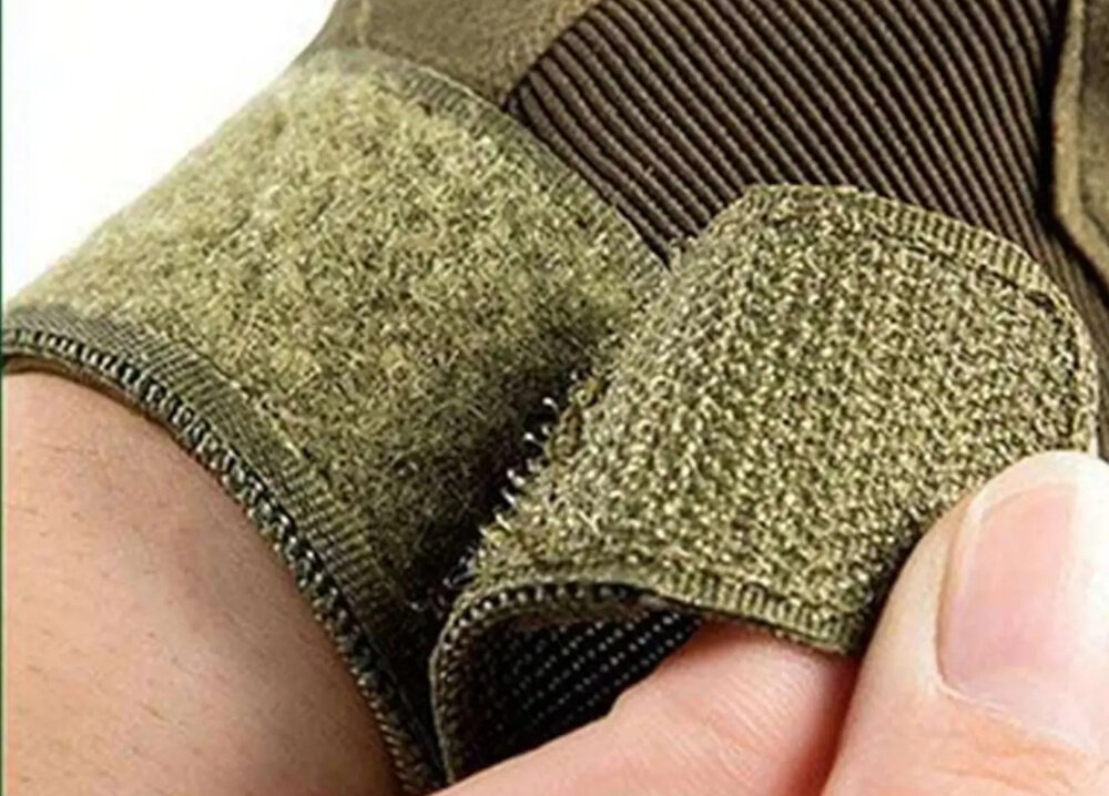 Rękawice taktyczne EXTRALINK MIL-681 (rozmiar XL) Zielony zbliżenie na rzep osoba trzyma rzep w palcach szeroka taśma na rzep stabilizuje rękawice na dłoni usztywnia nadgarstek regulowane zapięcie dopasowanie do obwodu nadgarstka regulacja w zakresie 23–24 cm