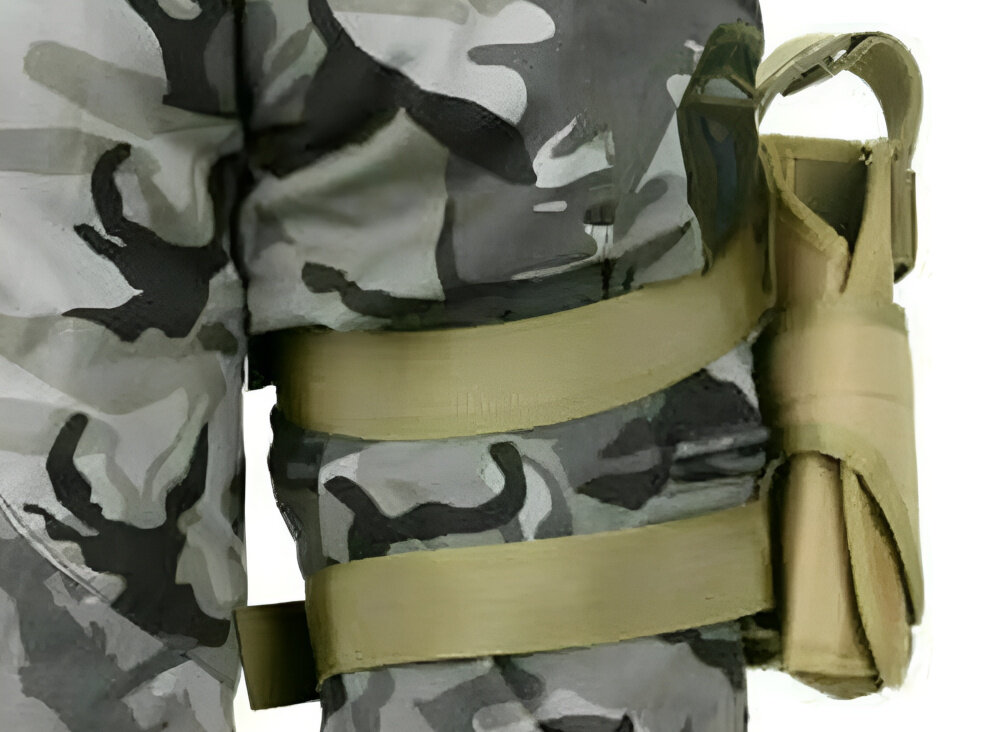 Kabura na broń EXTRALINK Military MIL-1117 noga na nodze kabura białe tło w pełni regulowane paski montażowe można dopasować jej położenie do indywidualnych preferencji komfort utrzymanie kabury w stabilnej pozycji można łatwo ustawić wysokość i napięcie pasków