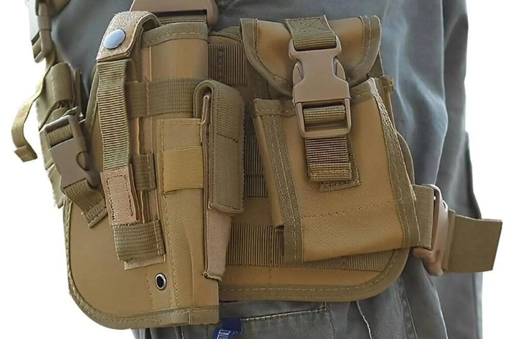 Saszetka EXTRALINK Military MIL-1118 noga na nodze saszetka białe tło w pełni regulowane paski montażowe można dopasować jej położenie do indywidualnych preferencji komfort utrzymanie kabury w stabilnej pozycji można łatwo ustawić wysokość i napięcie pasków