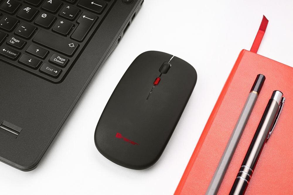 TRACER Slim - myszka obok laptopa na jasnym biurku