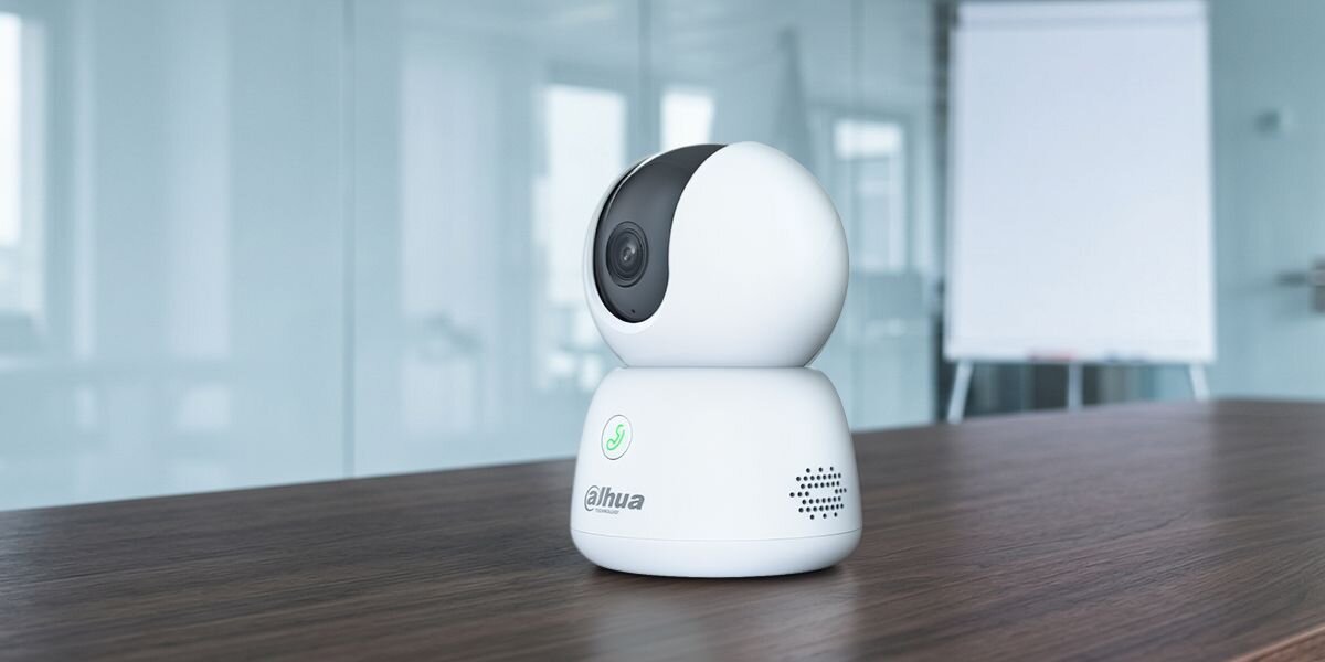 Kamera DAHUA H5B Wewnętrzna, Wi-Fi / LAN, Kamera obrotowa, Wi-Fi 6, H.265, transmisja, kompresja, Kamera Dahua Hero 5MP w biurze, zdalne sterowanie z aplikacji.
