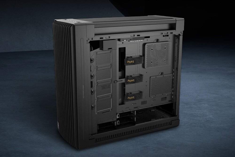 Obudowa ASUS ProArt PA602 Wood Edition Tylny panel obudowy z otwartą przestrzenią montażową, widoczne uchwyty na kable oraz miejsce na nośniki danych, miejsce na dyski, wnęki