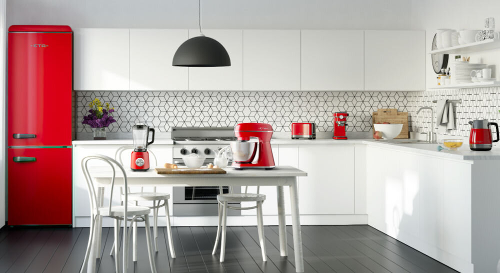 Robot kuchenny planetarny ETA Gratus Storio II 204390020 1200W z maszynką do mięsa Czerwony jasna kuchnia robot stoi na stole czerwony kolor srebrna misa z uchwytem srebrne elementy obok stoi mikser w tym samym kolorze czerwone sprzęty na blacie komfort i bezpieczeństwo antypoślizgowe nóżki bezpiecznik termiczny odchylane ramię waży 11 kg wymiary 38 × 37,5 × 26,5 cm głośność 80 dB(A) przewód o długości 1,4 m 