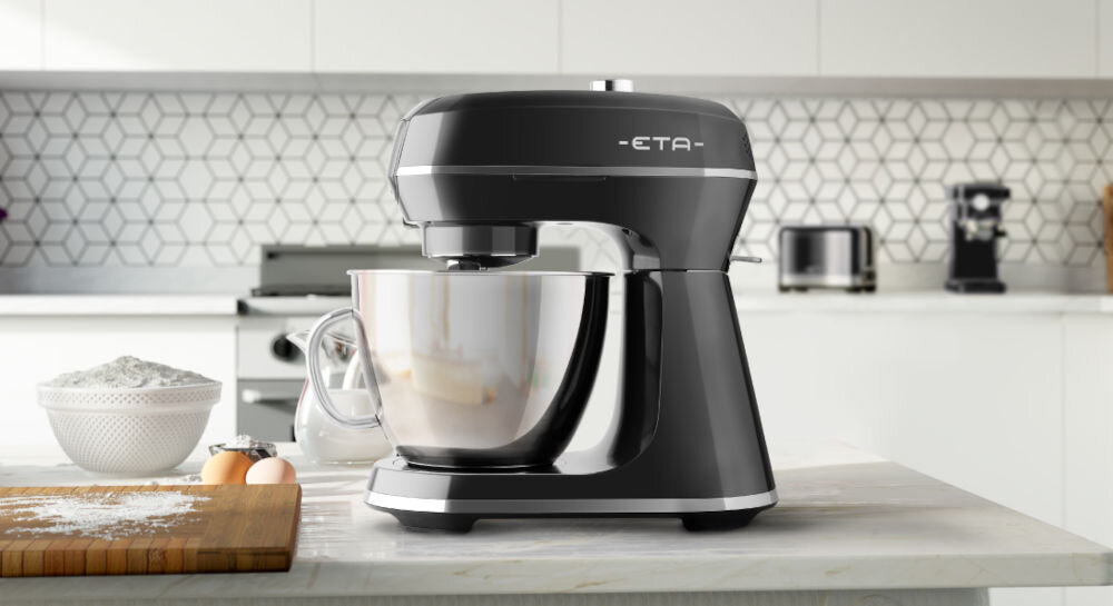 Robot kuchenny planetarny ETA Gratus Storio II 204390030 1200W z maszynką do mięsa Czarny pomocnik kuchenny jasne kuchenne tło robot w czarnym kolorze stoi na blacie srebrna misa z uchwytem nóżki srebrne elementy  