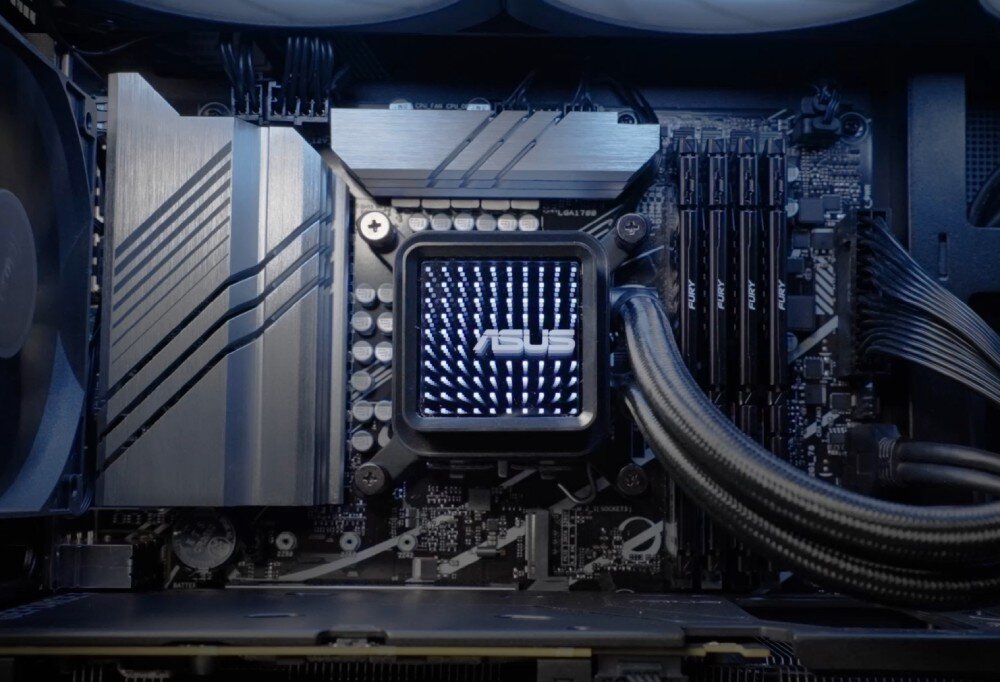 Chłodzenie wodne ASUS Prime LC 360 ARGB Zbliżenie na blok wodny z podświetlanym logo 'ASUS' z efektem lustrzanym na płycie głównej, cechy, zalety, przeznaczenie