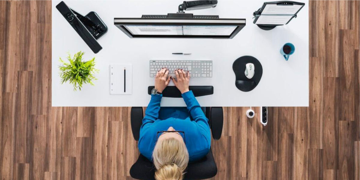 Podkładka HAMA 126854 Czarny
komfort i ergonomia dla dłoni,
osoba siedząca przy białym biurku, na biurku kwiat, lampka, notes, klawiatura, podkładka do klawiatury,
mysz na podkładce przeznaczonej pod myszkę, kubek z napojem, monitor