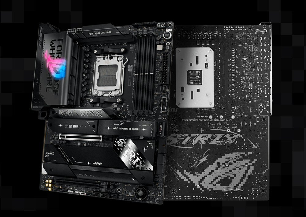 Płyta główna ASUS ROG Strix X870E-E Gaming WiFi Widok z przodu i z tyłu płyty głównej ustawionej pod kątem, z widocznym socketem procesora, slotami pamięci i grafiką na spodzie laminatu, wygląd, obudowa, podświetlenie